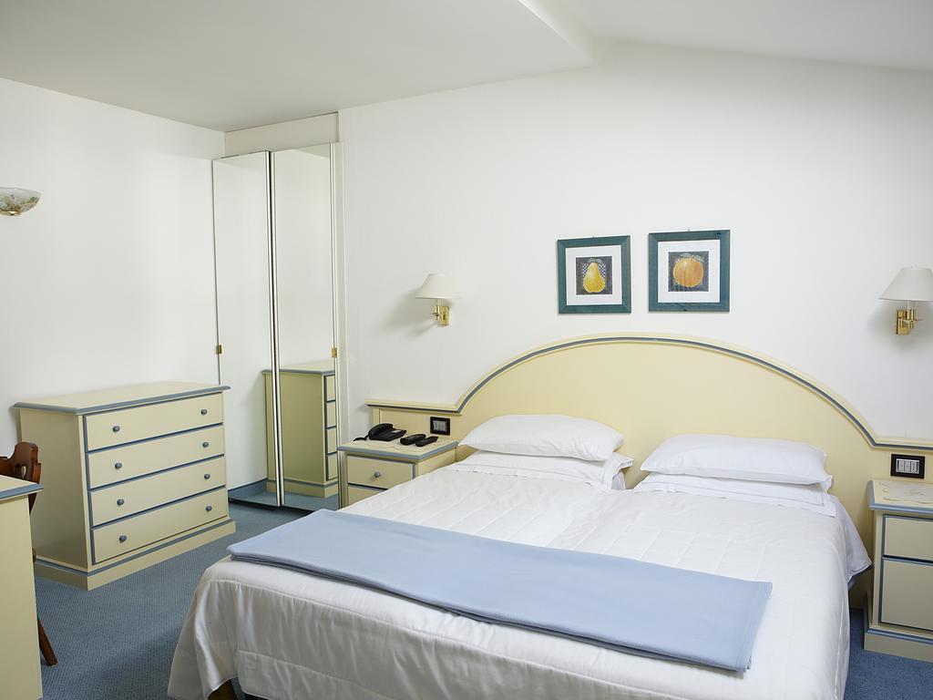Albergo Milano Snc لانسو دينْتيلفي الغرفة الصورة
